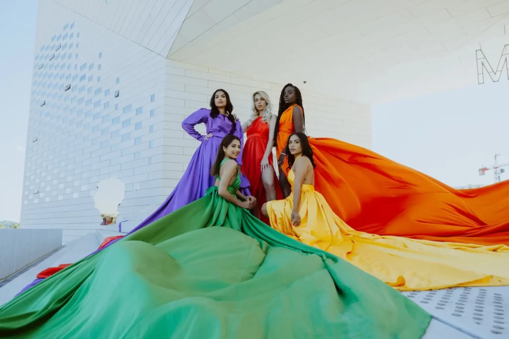 Flying Dress Paris - Group picture with 5 women