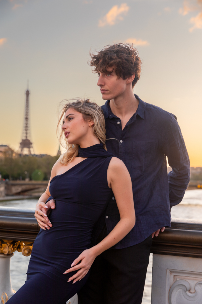 Sunset couple photoshoot in Paris by the Seine with the Eiffel Tower in the background